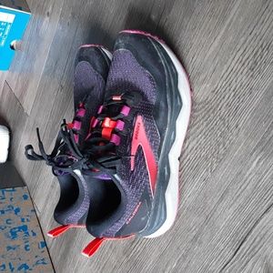 Lightly used brooks caldera 5 trail shoes - size 7